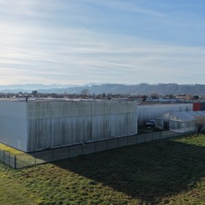 Façade de magasin en bardage métallique avec traces de pollution avant nettoyage façade à Toulouse