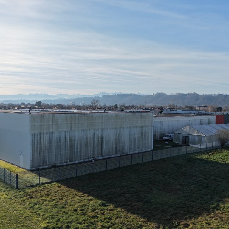 Façade de magasin en bardage métallique avec traces de pollution avant nettoyage façade à Toulouse