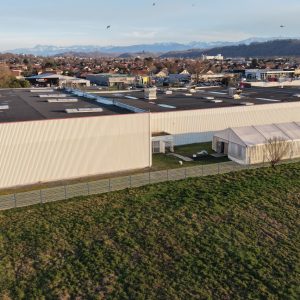 Vue drone d’un bâtiment commercial à Toulouse nécessitant un nettoyage de façade et de bardage