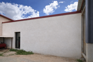 Façade bâtiment professionnel après le nettoyage façade drone à Toulouse par Drone Solutions 31 Carbonne